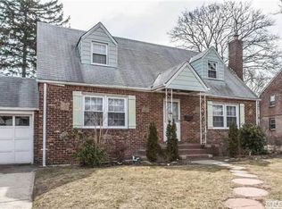46 Rottkamp St, Valley Stream, NY 11580