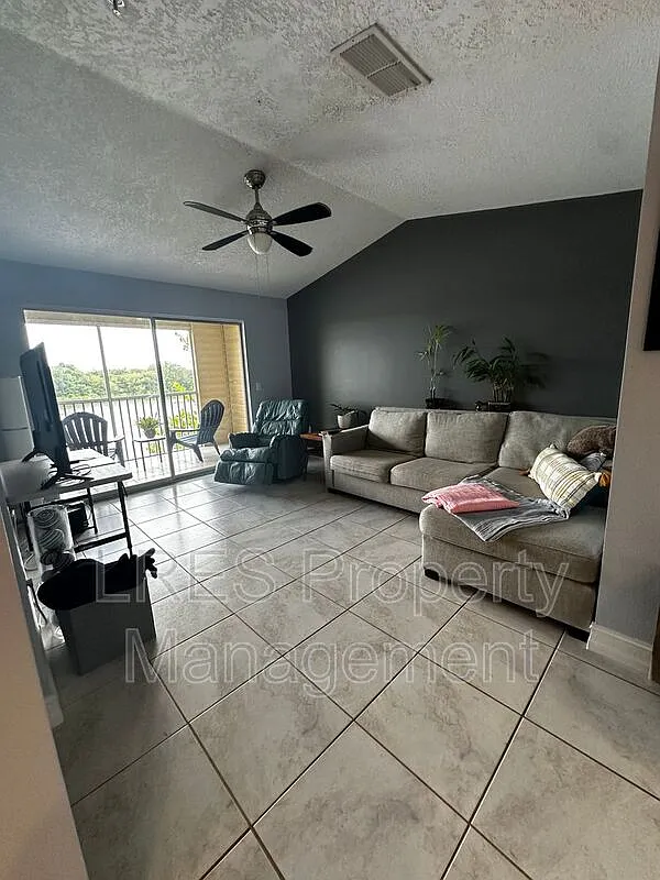 1 bed, 1.0 bath, 657 sqft, $1,300 — Photo 2