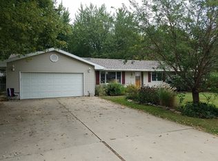 27054 Maple Dr, Sterling, IL 61081