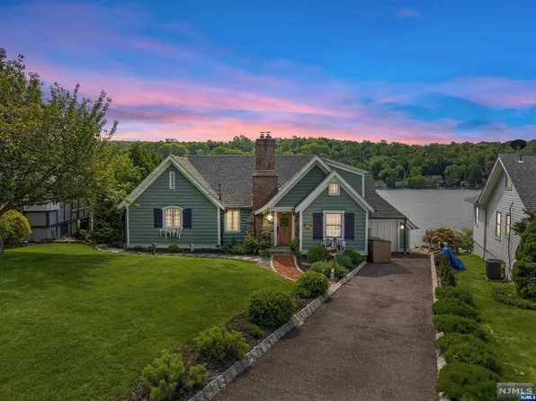 422 W Shore Trl, Sparta, NJ 07871