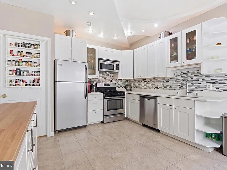 116 W Clement St — Photo 11