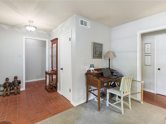 3rd image of 1107 Brookhollow Dr
