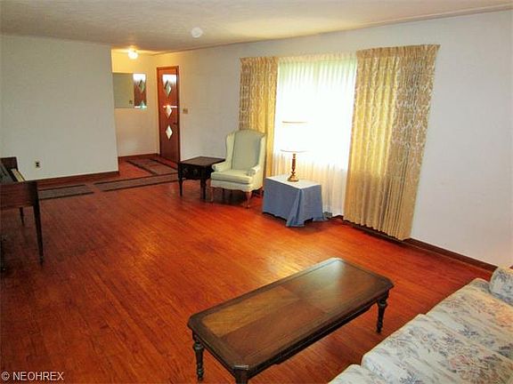 4th image of 42040 Debra Dr