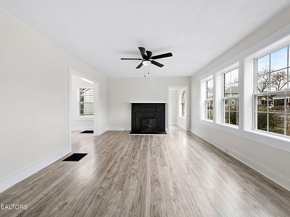 3rd image of 2313 Woodbine Ave