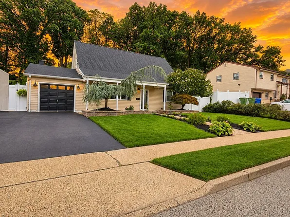 4 Jeffrey Ct, Parlin, NJ 08859