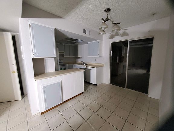 3rd image of 1424 E Knoll Cir #101