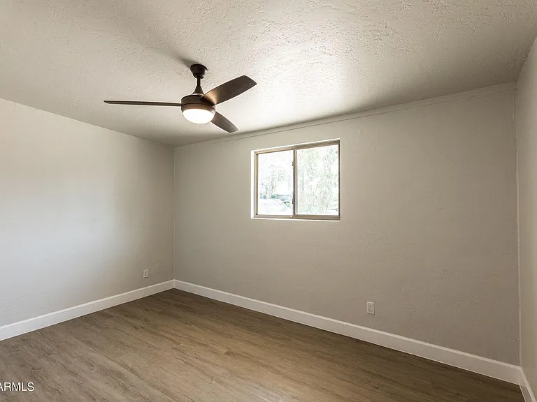 2571 E Captain Dreyfus Ave — Photo 16