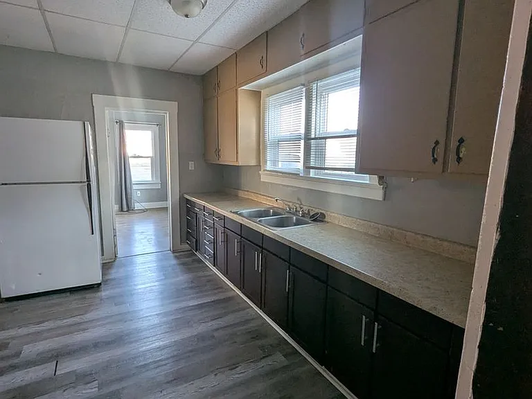 411 S Broadway St — Photo 3