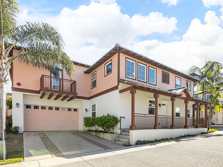 215 Alexander Ct — Photo 1