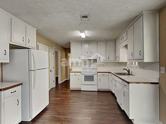 3rd image of 685 Oxford Hall Dr