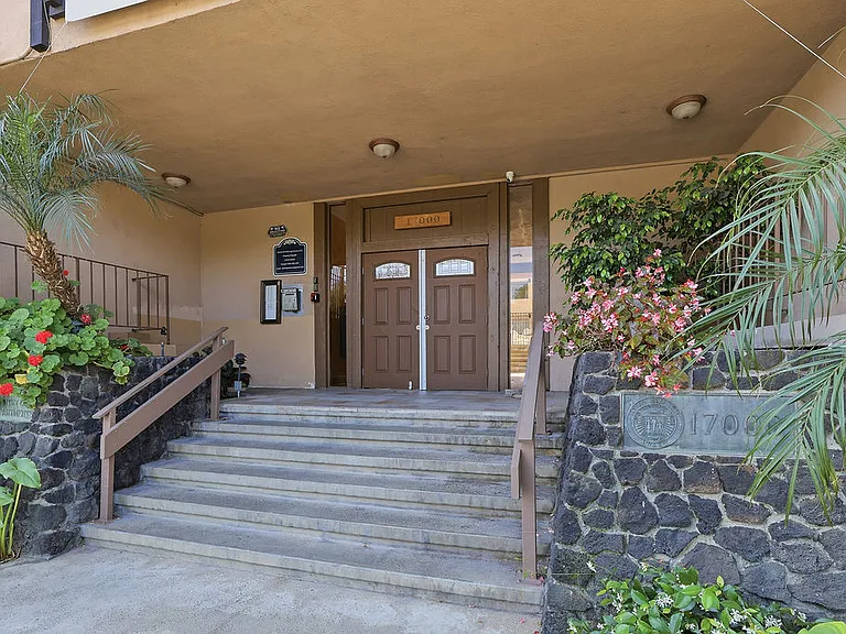Encino Country Club Apartments — Photo 70