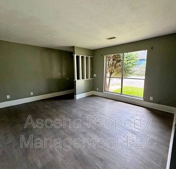 2410 Lyndon Ave #11 — Photo 1