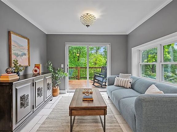 Sitting area on 1st floor, can be used as an office space.