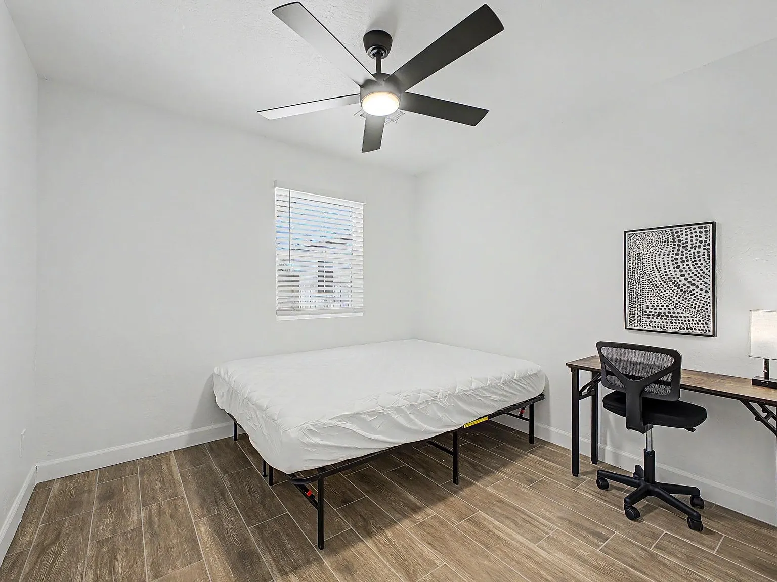 4 bed, 5.0 bath, 2300 sqft, $884 — Photo 2