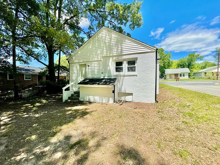 811 Dana Pl — Photo 5