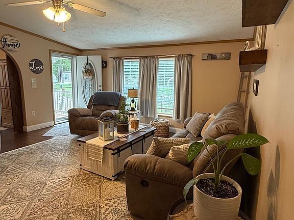 4th image of 8 Bayberry Ln