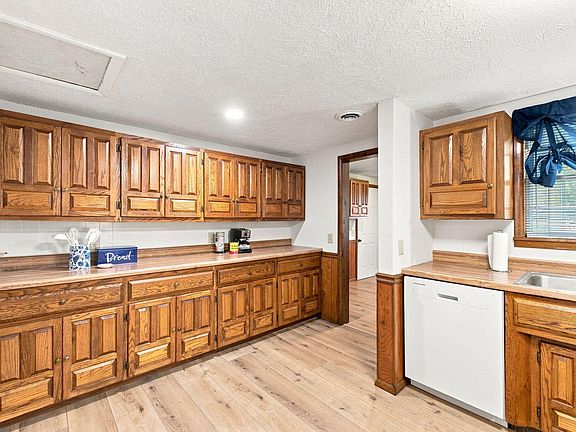 3rd image of 404 N Hartford Avenue