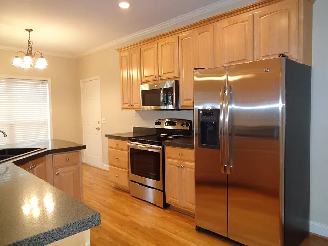 2406 Adelaide Dr — Photo 5