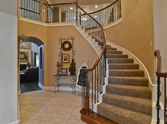 2nd image of 825 Pecos Ct