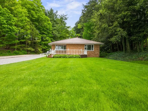 12052 Lake Dr, Conneaut Lake, PA 16316