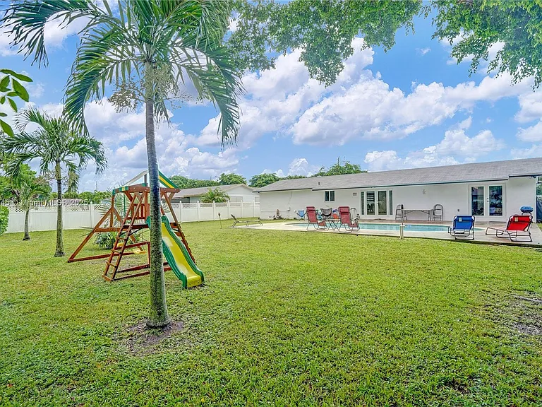 17000 NW 18th Ave — Photo 23