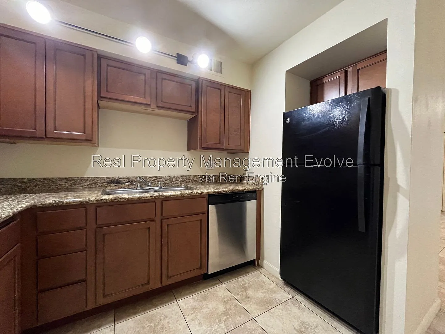 2 bed, 2.0 bath, 829 sqft, $1,325 — Photo 3