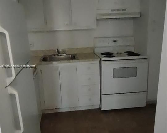5th image of 4017 N University Dr #206