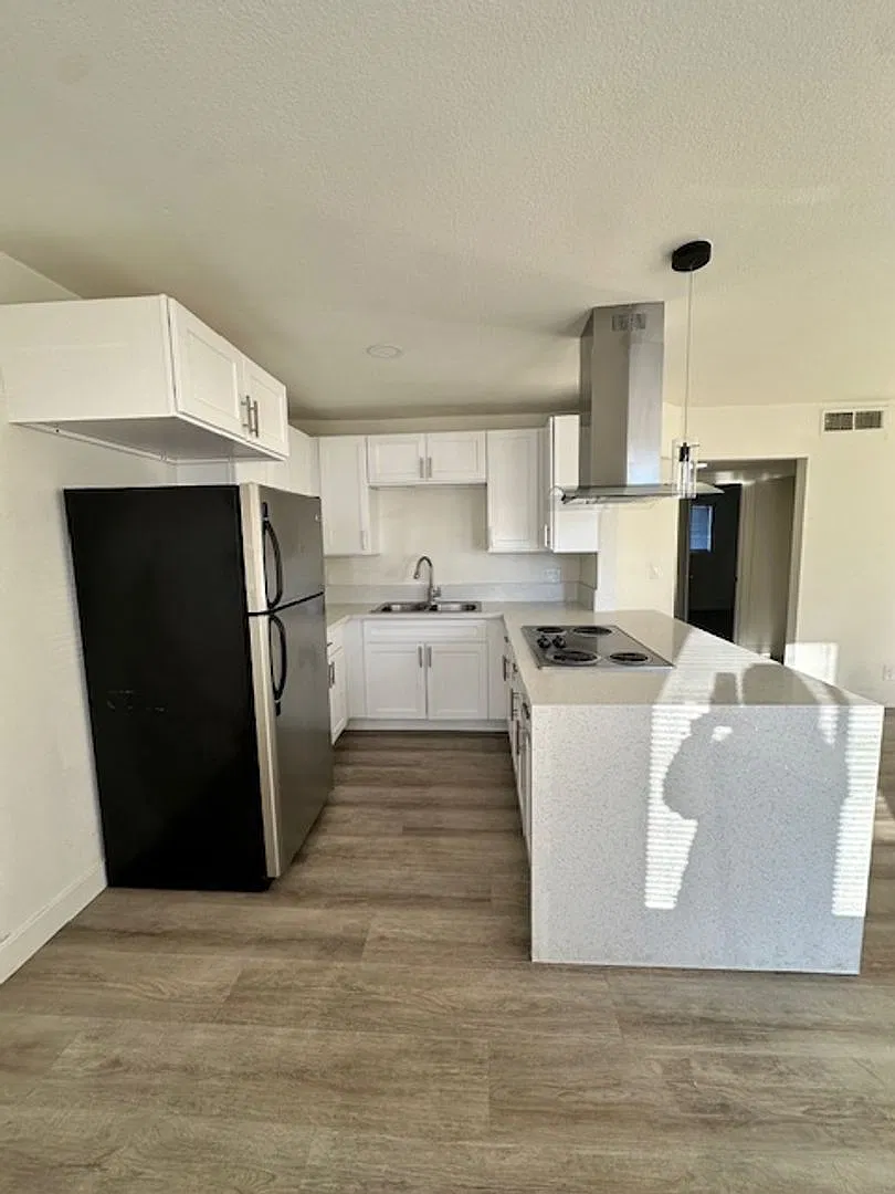 2121 Oceanus Lane — Photo 3