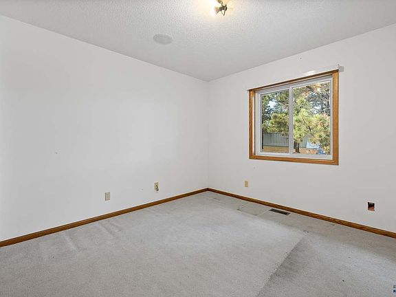3rd image of 23865 Pioneer Ridge Rd