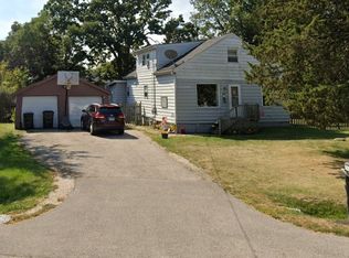 2467 Grass Lake Rd, Lindenhurst, IL 60046