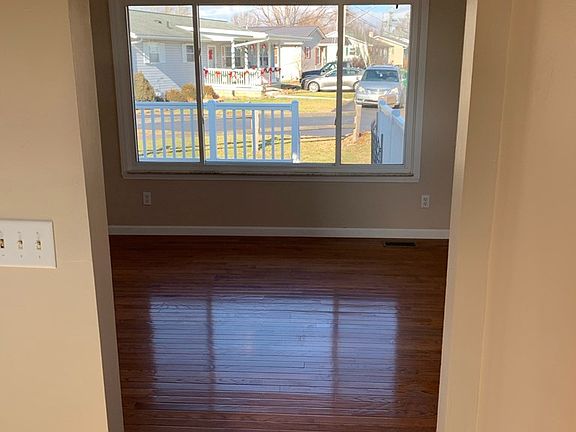4th image of 20 Crystal Dr