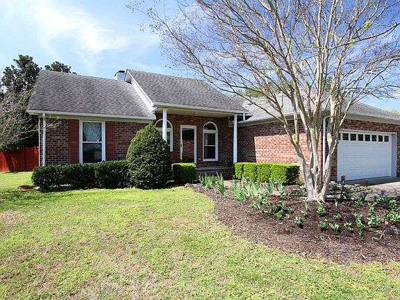 3rd image of 1527 Sycamore Dr