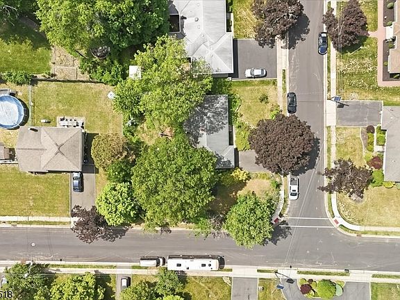 3rd image of 160 Hayes Ave