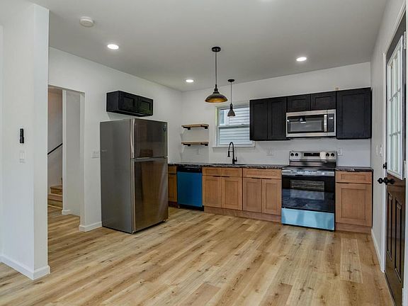 3rd image of 910 Main St #2