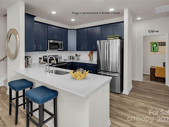 3rd image of 1110 Bartholdi Dr #1001