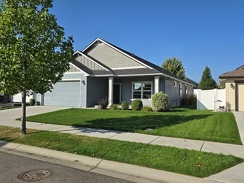 1679 N Chetco Dr Photo 1