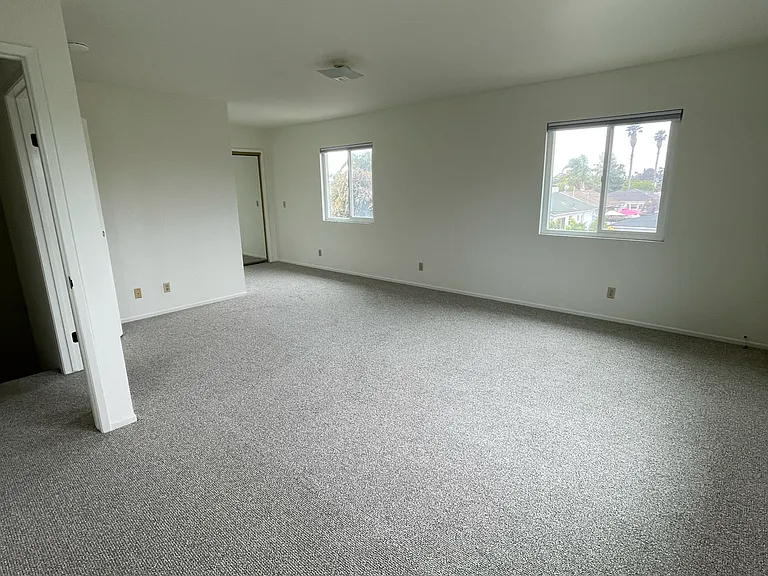 XL Sunny, Upstairs Room