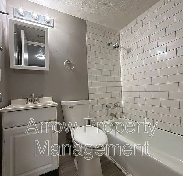 1119 E St #12 — Photo 4