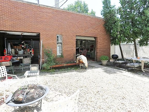 3rd image of 2647 N Sacramento Ave APT Gdn