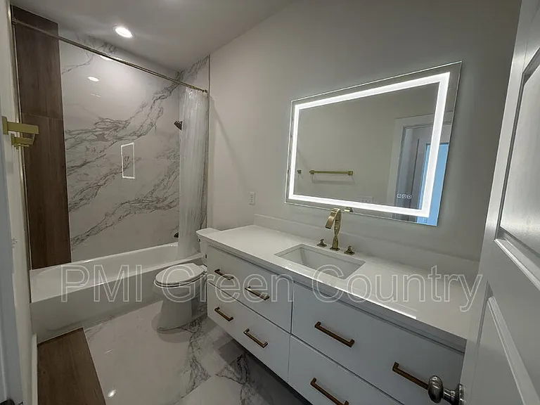 134 E Elgin St — Photo 21
