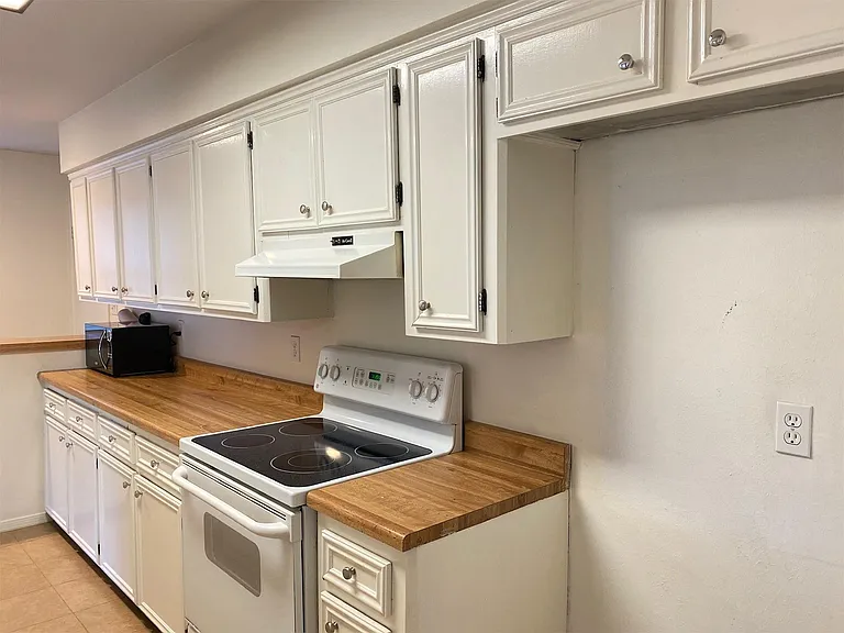2733 Davis Ave — Photo 9