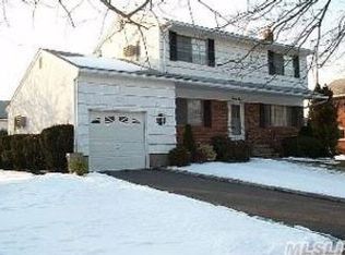 31 Brightwater Pl, Massapequa, NY 11758
