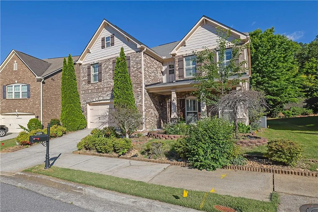 5 bed, 4.0 bath, 3238 sqft, $3,500 — Photo 2