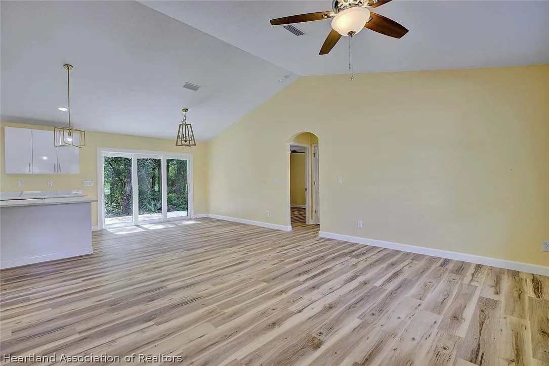3 bed, 2.0 bath, 1700 sqft, $1,900 — Photo 4