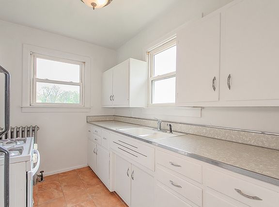 3rd image of 1537 Broadway St