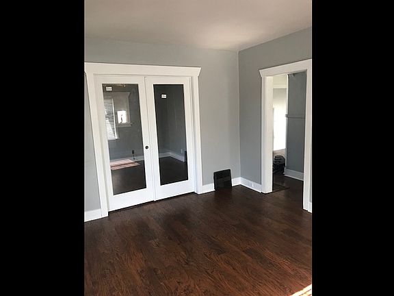 3rd image of 903 E Empire Ave