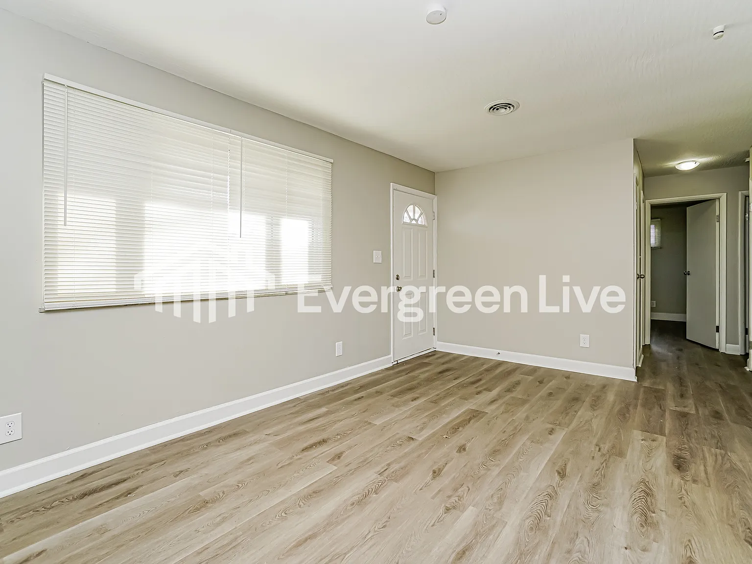 3 bed, 1.0 bath, 900 sqft, $1,450 — Photo 3