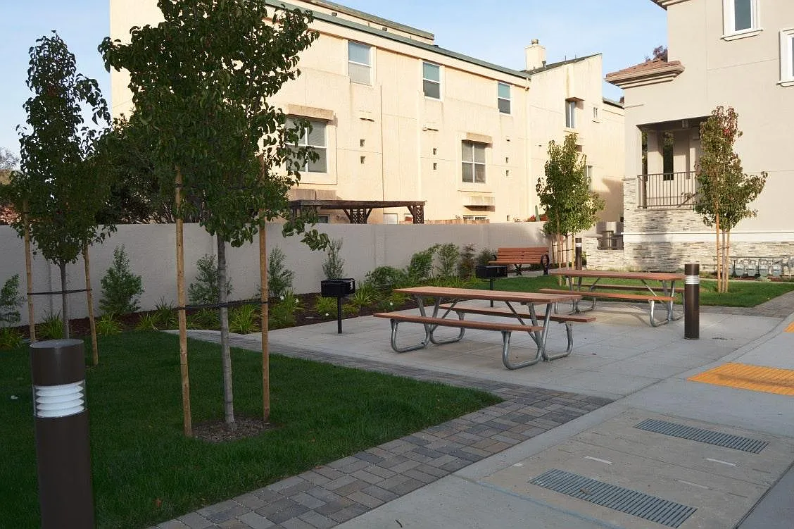 3 bed, 3.5 bath, 1771 sqft, $4,300 — Photo 2