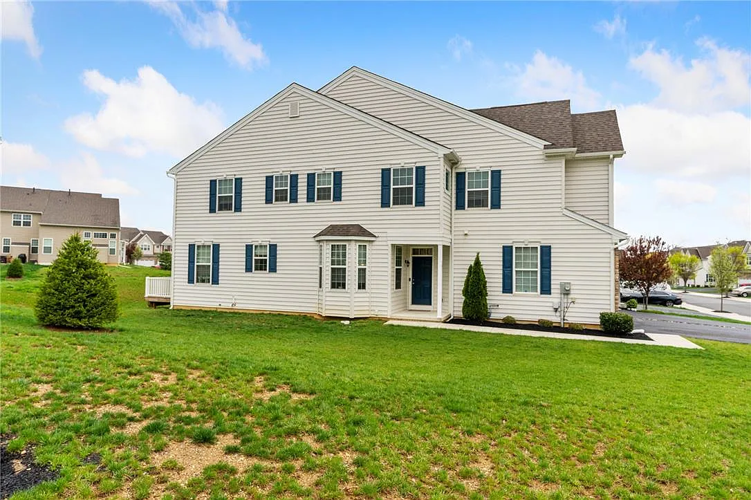 3 bed, 2.5 bath, 2583 sqft, $3,200 — Photo 3