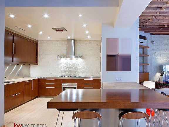4th image of 16 Jay St Floor 1